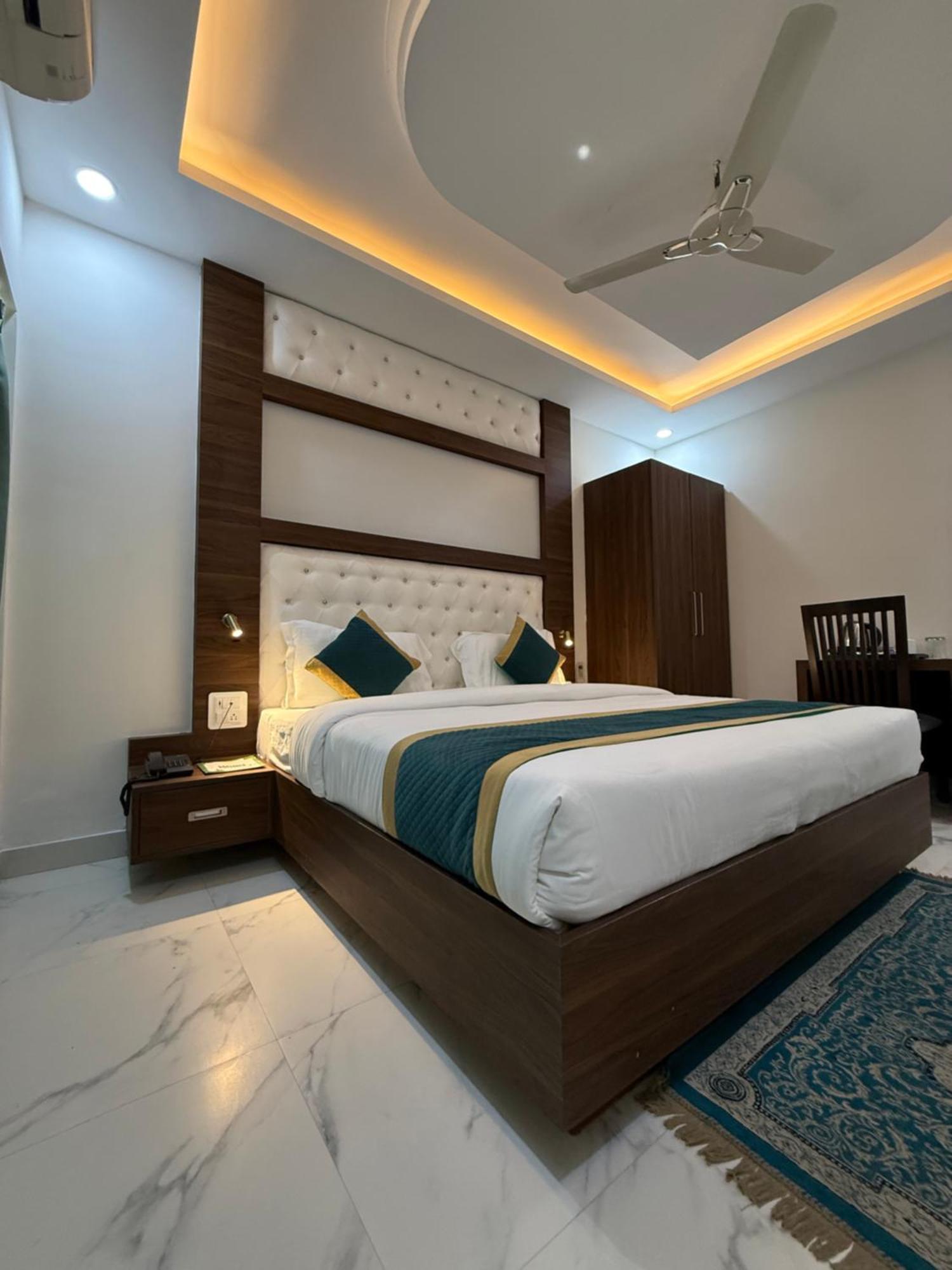 Hotel 7 Heaven Dehradun Esterno foto