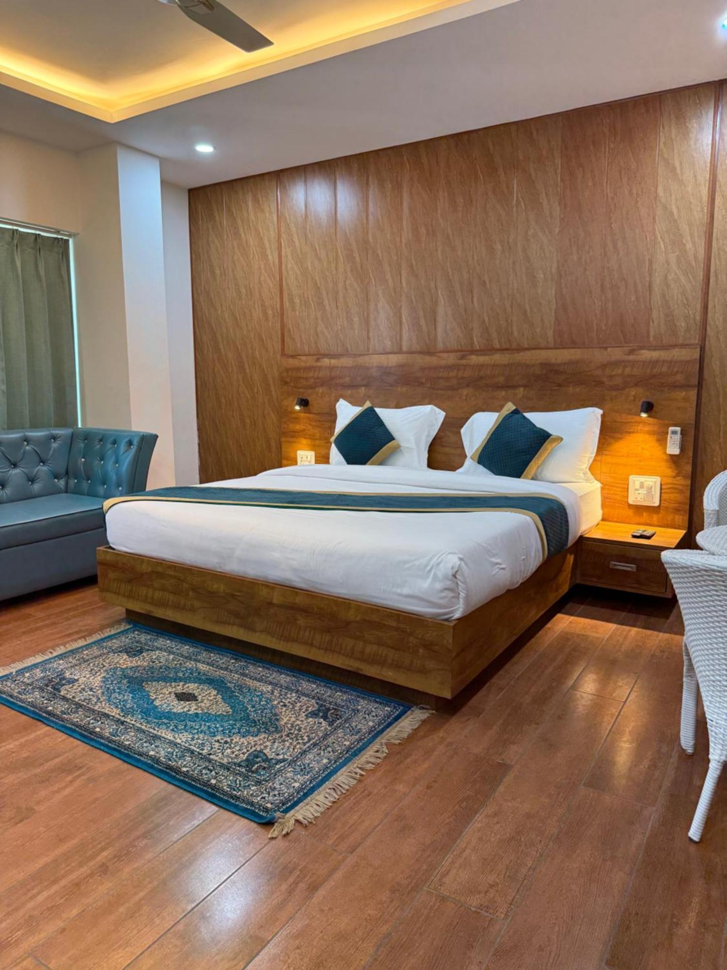 Hotel 7 Heaven Dehradun Esterno foto