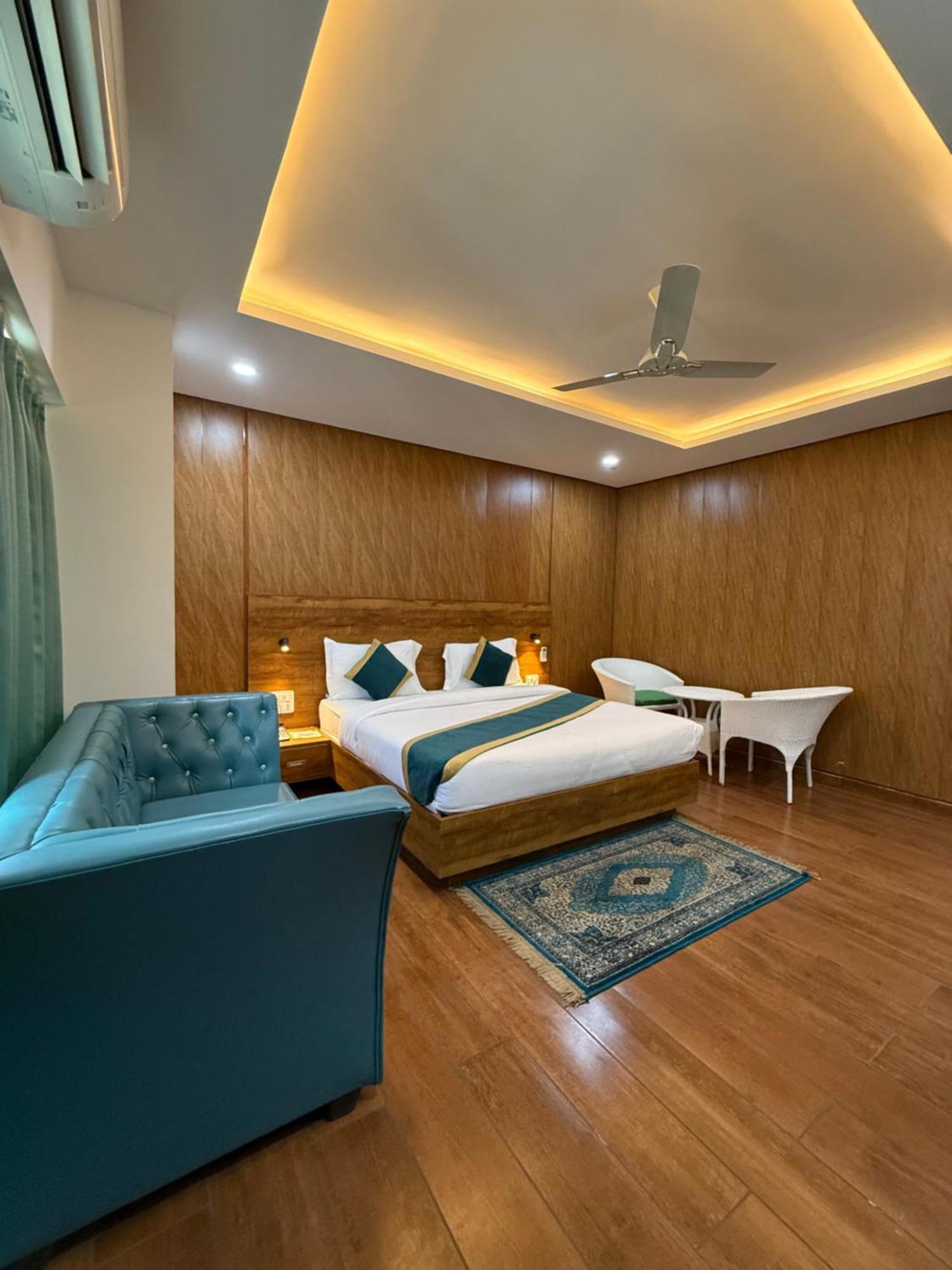 Hotel 7 Heaven Dehradun Esterno foto