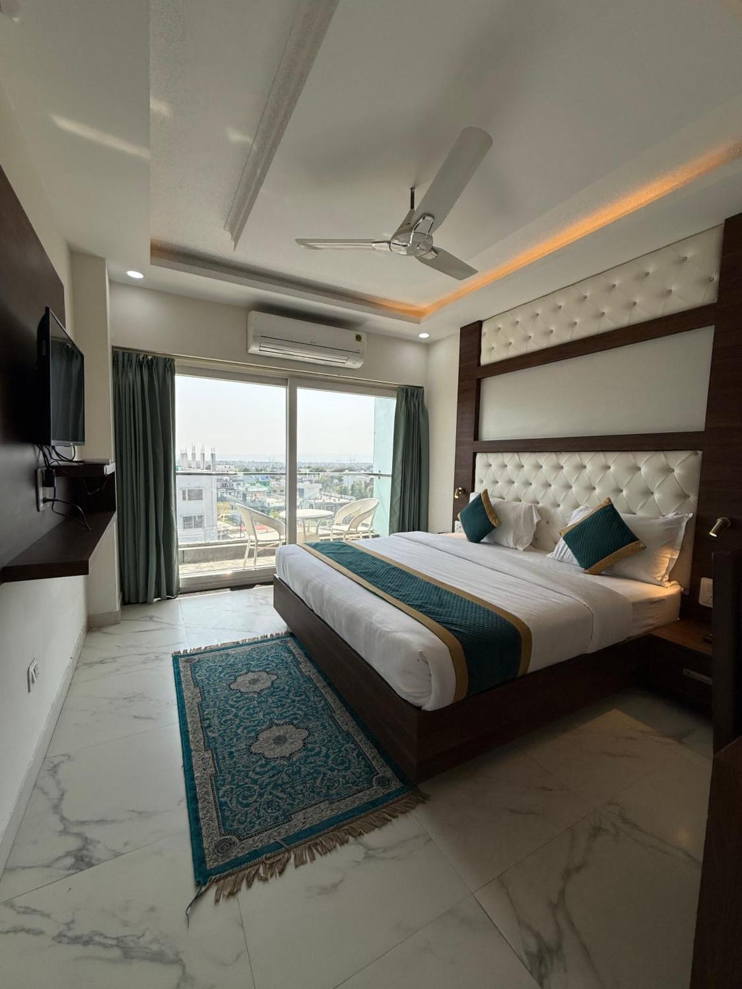 Hotel 7 Heaven Dehradun Esterno foto