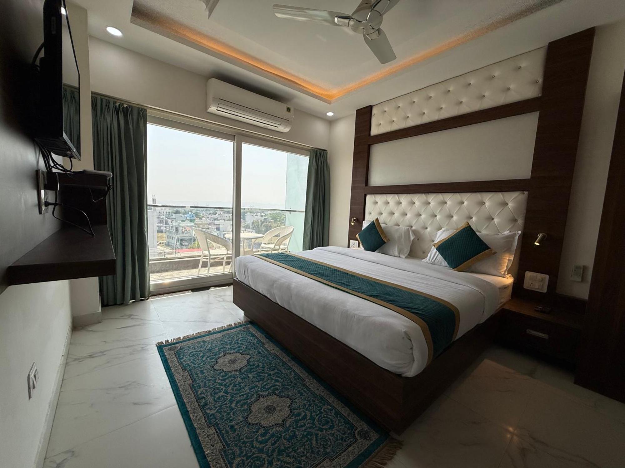 Hotel 7 Heaven Dehradun Esterno foto